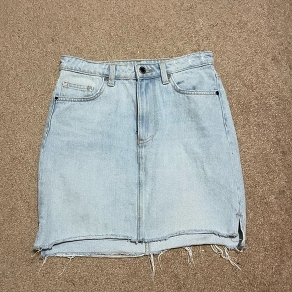 H&M Dresses & Skirts - H & M light wash jean mini skirt frayed size 6